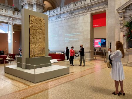 Dos reyes mayas se exhiben imponentes en el gran salón del MET Museum