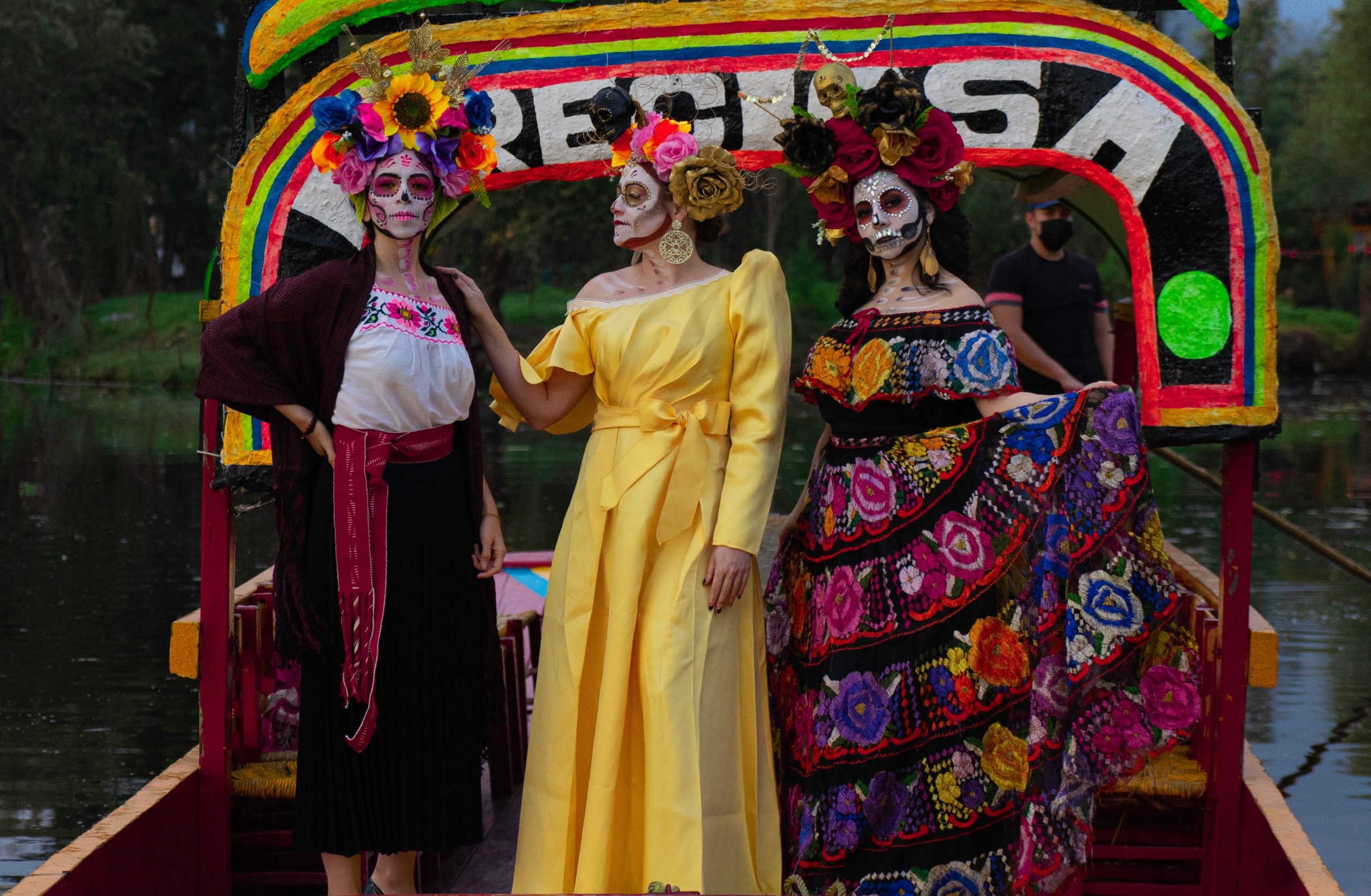 Flores es el espectáculo inmersivo de la Llorona y paseo en trajineras de Xochimilco