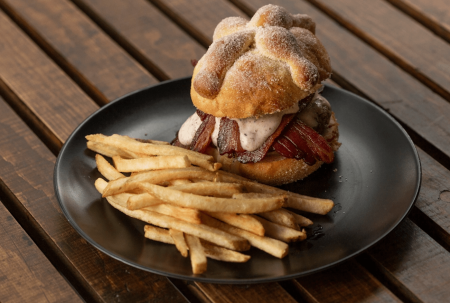 El delicioso Festival de Pan de Muerto Artesanal llega hasta con hamburguesas