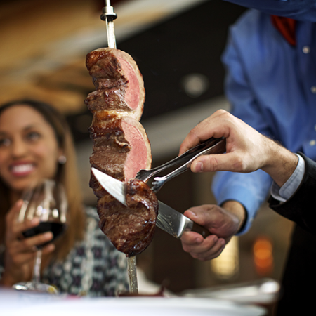 Los cortes de carne más suaves estilo brasileño llegan a la ciudad: Fogo de Chao