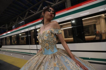 Quinceañeras usan el Tren Interurbano como set fotográfico para lucir sus vestidos 