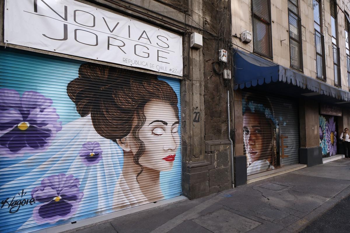 La calle de las novias se convierte en una enorme galería de arte urbano