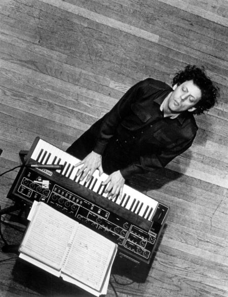 El prodigioso músico Philip Glass dará un concierto en el Museo de Antropología e Historia