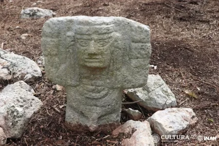 El increíble hallazgo de una escultura de atlante en un sendero de Chichén Viejo