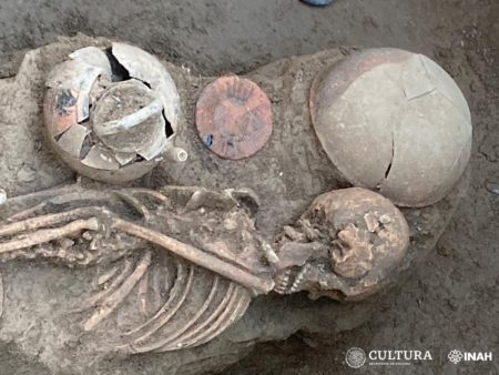 Hallan 6 entierros en rescate arqueológico de la escultura de la Joven Gobernante de Amajac II