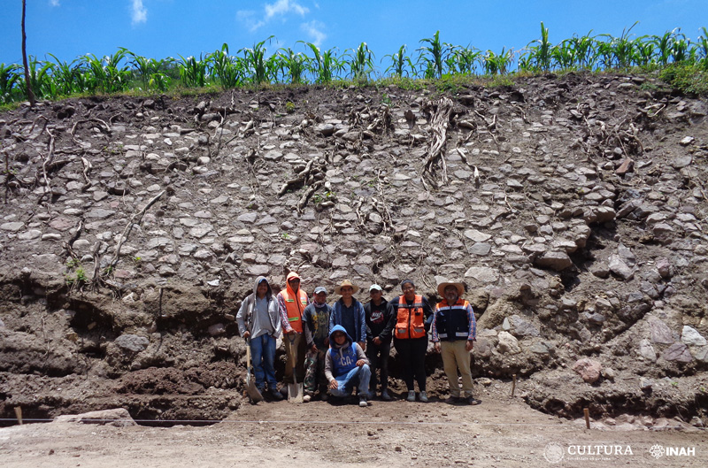 Descubren un muro, fragmentos y entierros en la región de los extintos tepuztecos