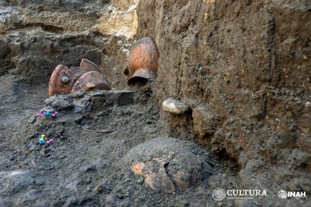 Hallan en Tlatelolco una sepultura prehispánica, un canal virreinal y un basurero histórico