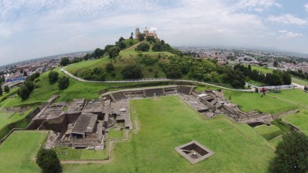 Nuevos hallazgos en la Pirámide de Cholula dejan ver una escultura de Tláloc