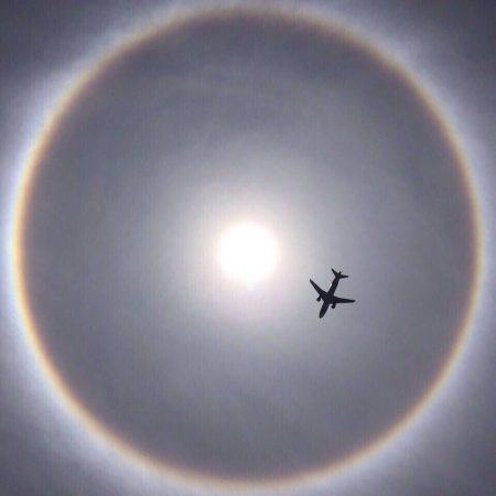 Las mejores fotos del sorprendente halo solar avistado hoy en la ciudad