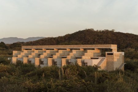 Alberto Kalach se luce creando el Hotel Terrestre en Puerto Escondido