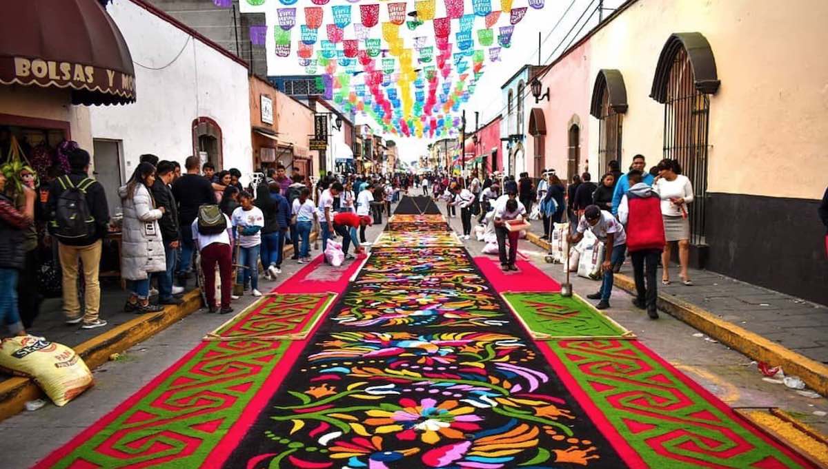 Huamantla rompe récord Guinness con el tapete de aserrín más largo del mundo