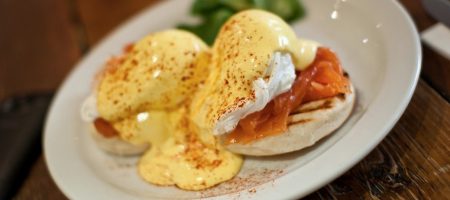 Dónde desayunar los mejores huevos benedictinos de la ciudad