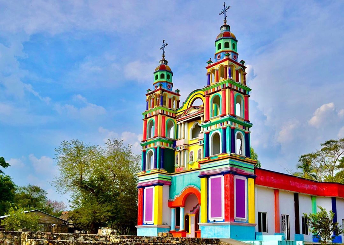 El precioso caleidoscopio de colores que es la Iglesia del Señor de Tila