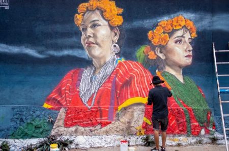 Joel Merino: el pintor triqui que desea llevar la tradición de Oaxaca a todo el mundo