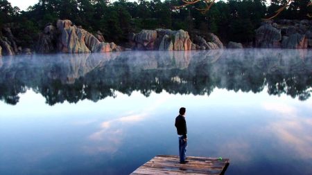 Así es el bellísimo Lago Arareco de Chihuahua y la tétrica rarámuri del arcoíris 