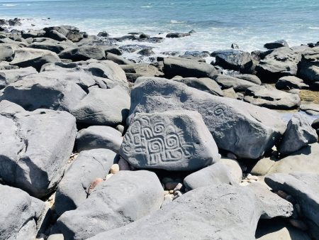 Las Labradas, una zona en el mar que preserva cientos de petrograbados