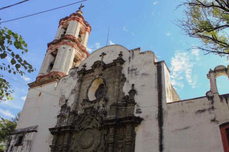 La Iglesia con una hormiga roja que nos guía hacia el fin del mundo