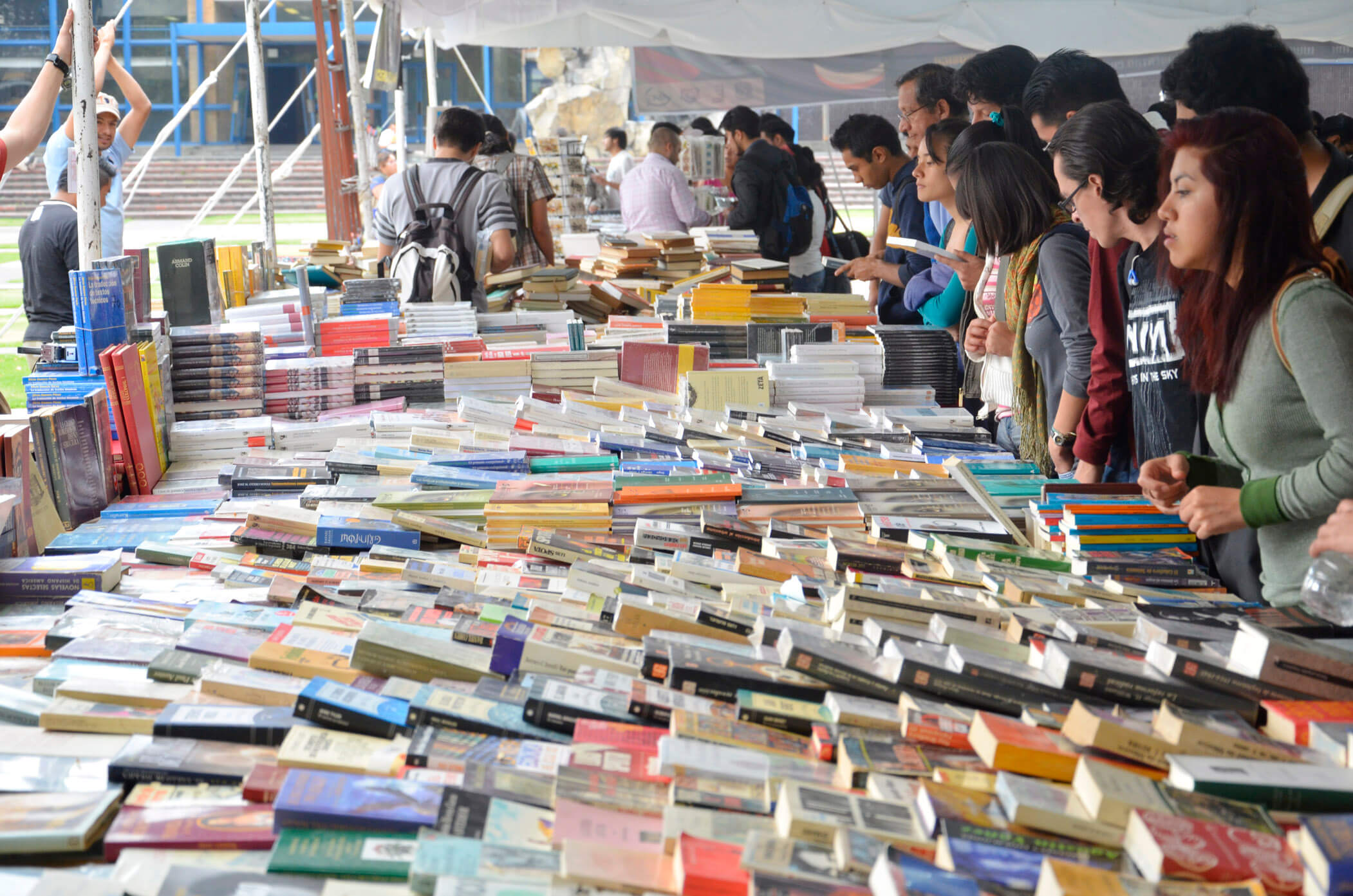 Una venta de libros baratísimos de la UNAM