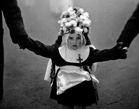 Lux in arcana: las imágenes de fiestas religiosas de Ferdinando Scianna