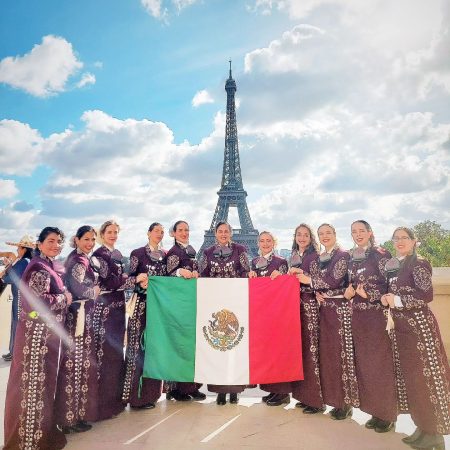 Arrieras Somos, las mujeres que crearon un mariachi y viven en París 