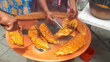 Delicia gastronómica, las empanadas oaxaqueñas del tradicional amarillito