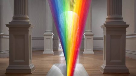 El artista mexicano Gabriel Dawe y sus improbables arcoíris