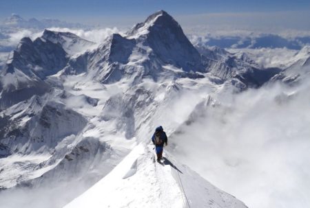 La increíble hazaña del mexicano que escaló el Everest en menos de 24 horas