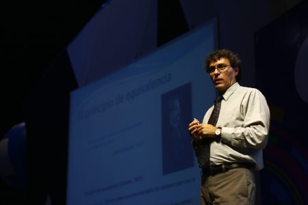 Miguel Alcubierre, el científico mexicano que ha desafiado a la velocidad de la luz 