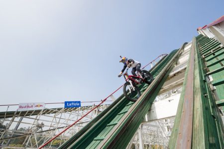 Julien Dupont recorre en moto la montaña rusa de Chapultepec