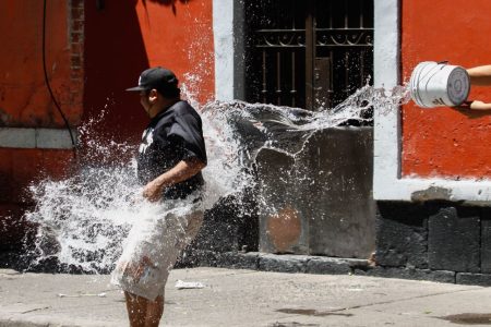 Este es el costo de multa por desperdiciar agua en Sábado de Gloria en CDMX