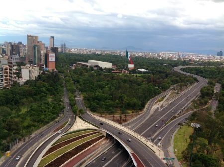 Operativos para “cazar” autos contaminantes y otras soluciones para frenar la contaminación ambiental