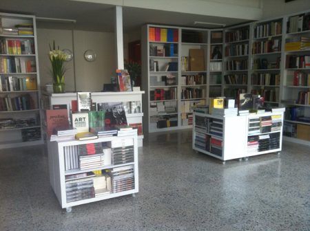 Si eres diletante del arte contemporáneo te encantará conocer EXIT la librería