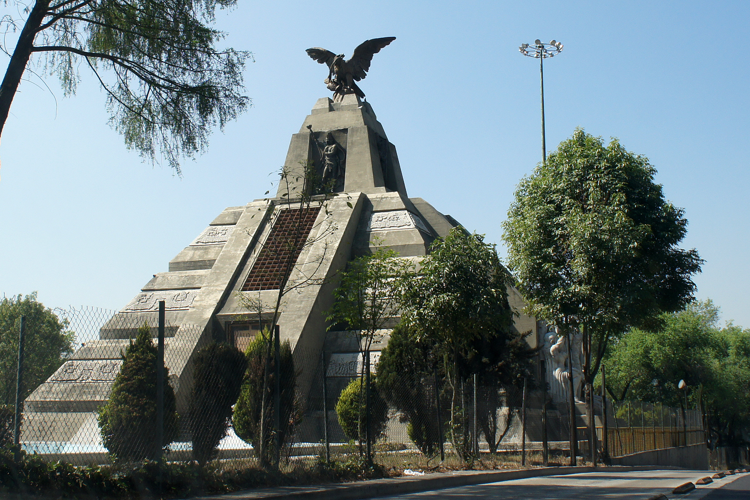 Sobre la historia y significado del Monumento a la Raza