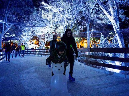 Toboganes, pistas de hielo y lluvia de nieve gratis en el oriente de la CDMX