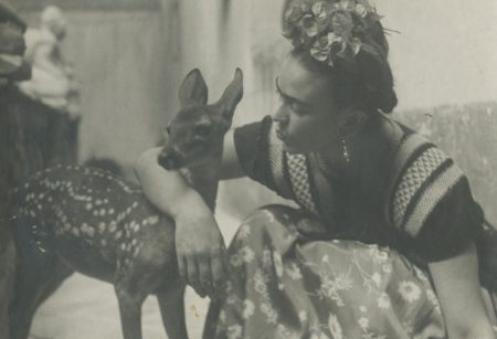 Imágenes muestran a Frida Kahlo esplendorosamente surrealista (FOTOS)