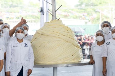 Oaxaca impone récord mundial creando el quesillo más grande del mundo