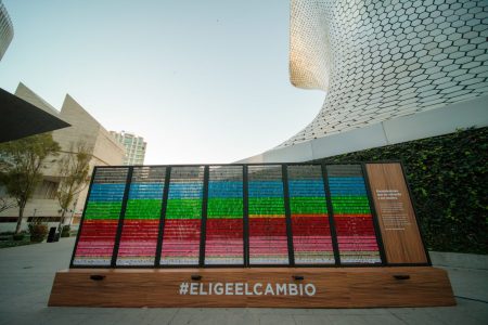 La instalación de arte con encendedores reciclados en Plaza Carso