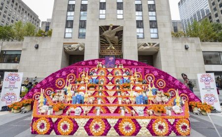 Celebran Día de Muertos en NY con mega altar en Rockefeller Center