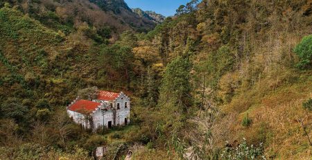 Pahuatlán, el pueblo mágico que realiza el papel más antiguo del país