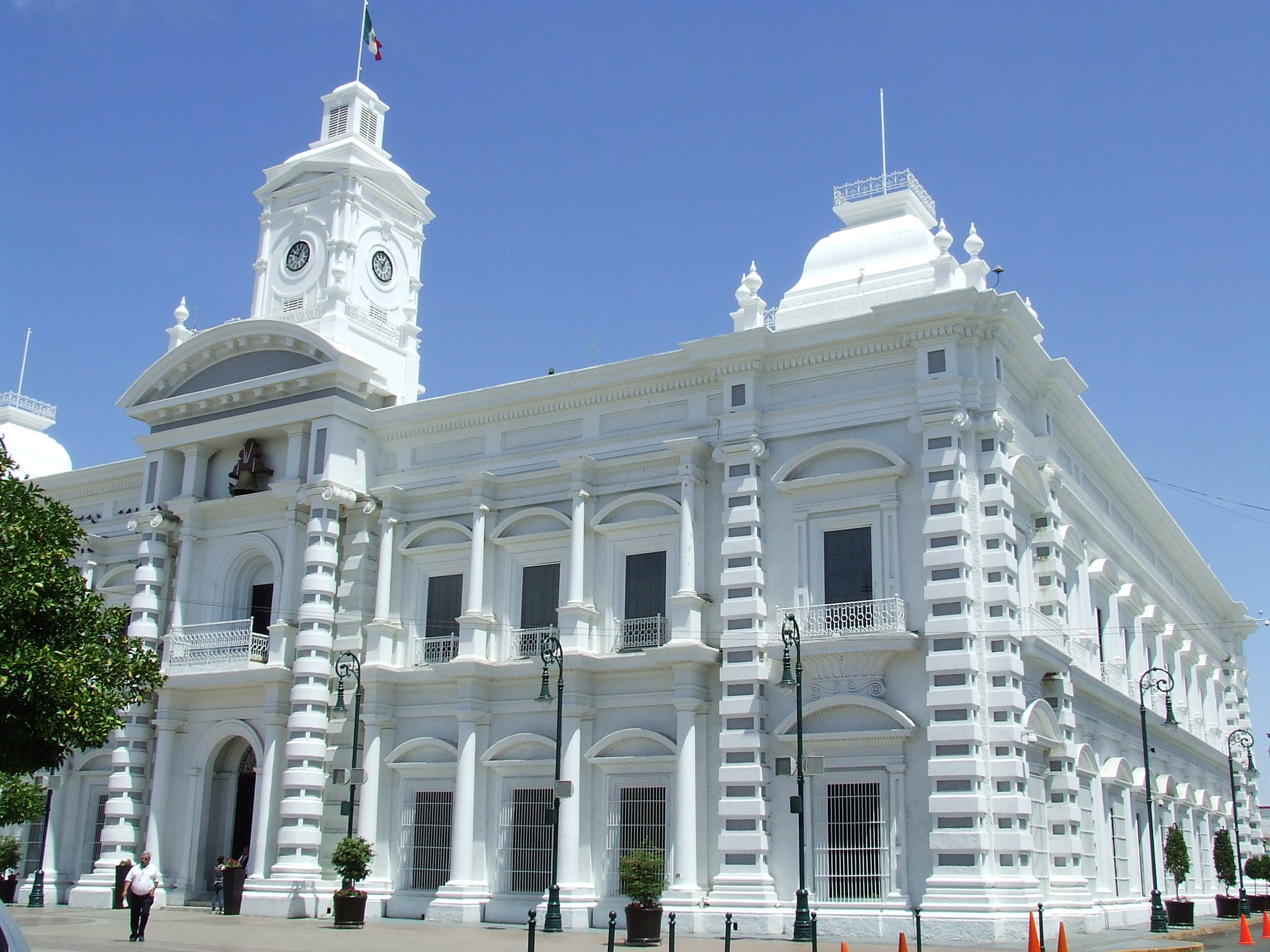 El hermoso Palacio Blanco en medio del desierto hermosillense