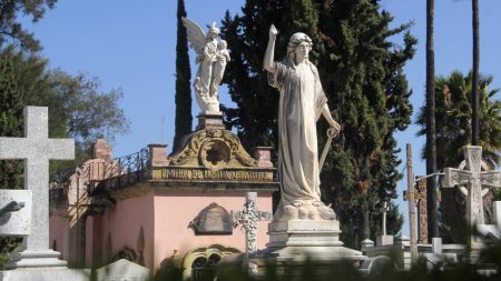 Tumbas y leyendas del Panteón de los Ángeles en Aguascalientes