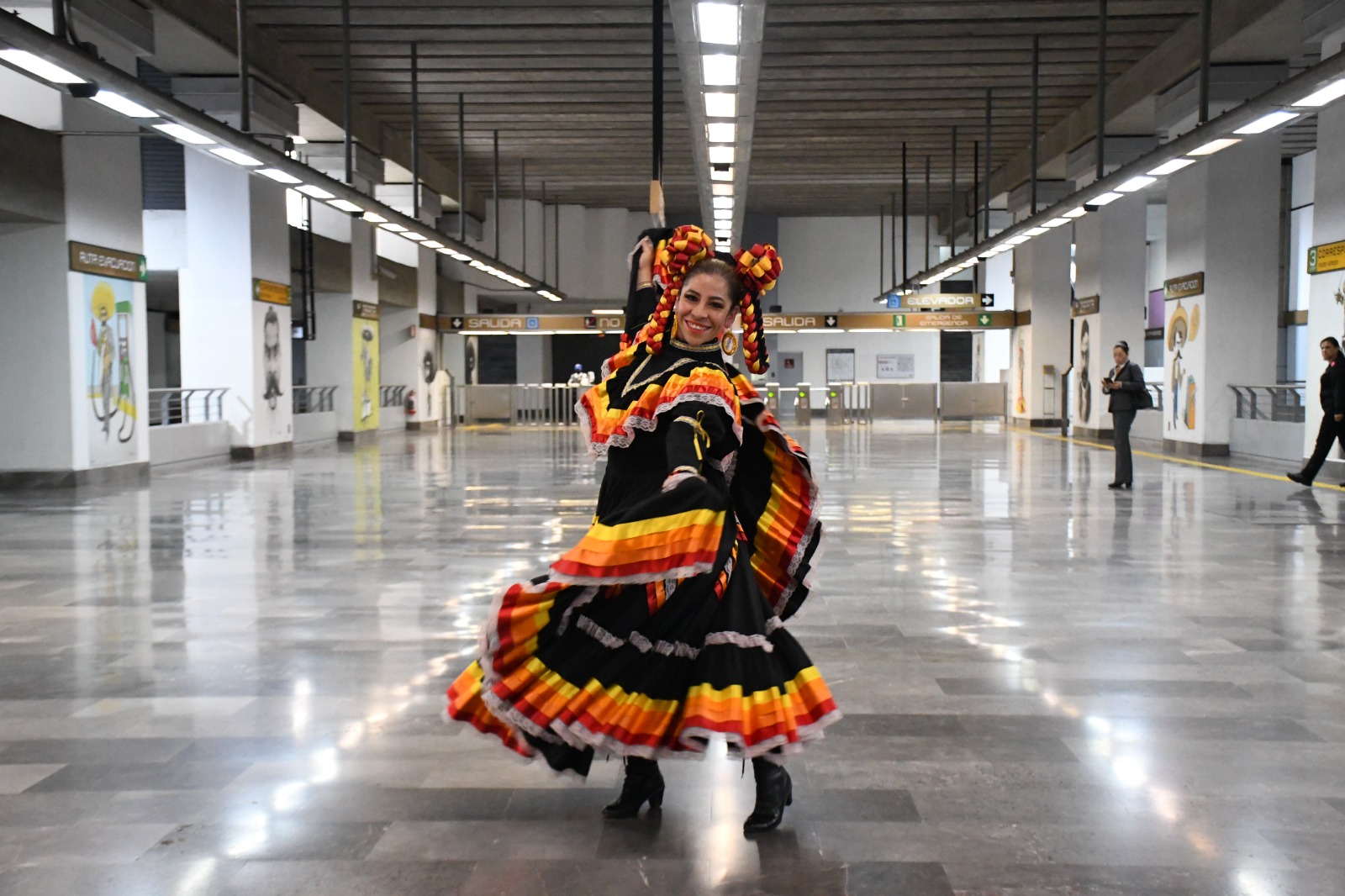 Metro de la CDMX se convierte en pasarela que honra la herencia mexicana (FOTOS)