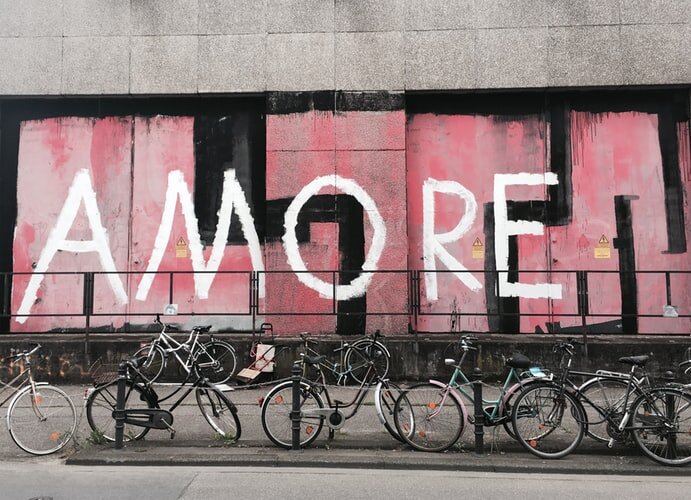 Amantes en bici, un espacio sensual e inusual para celebrar San Valentín