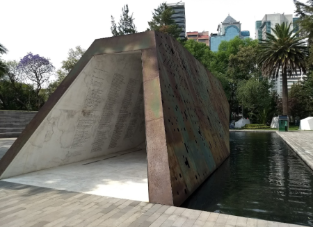 Fotografías del increíble espacio escultórico de la Plaza del Servicio a la Patria