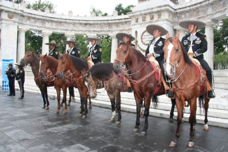 La nostálgica policía charra regresa para vigilar Garibaldi y Bellas Artes