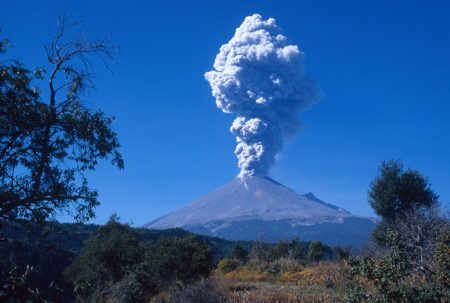 La explosión más grande en 3 años del Volcán Popocatepetl (VIDEO)