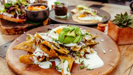 ¿Por qué le llamamos 'chilaquiles' al desayuno supremo de México? 