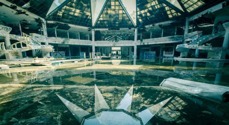 La belleza del abandono: un recorrido por un centro comercial en ruinas