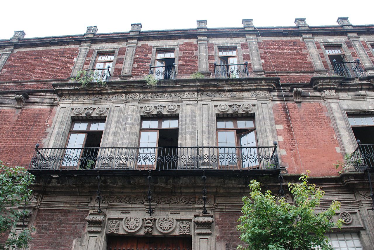 Tétrico y esplendoroso: El Palacio del Conde Santa María de Regla