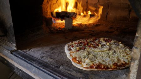 El auténtico sabor a leña lo tiene Pizzería La Barra